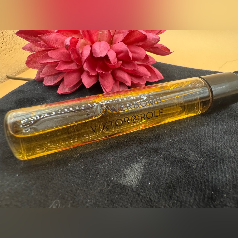 Viktor & rolf’flowerbomb .5 perfume refill